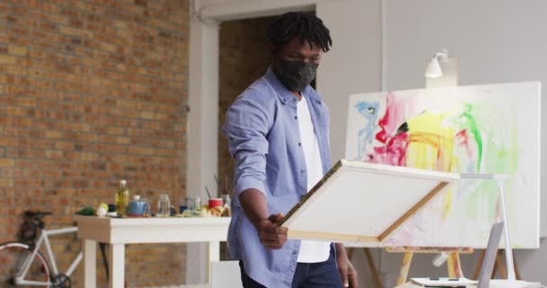 Африканський Американський Художник Чоловічої Статі Одягнений Маску Обличчя Допомогою Ноутбука — стокове відео