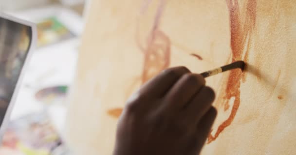 アフリカ系アメリカ人の男性画家は スタジオでキャンバス上の写真から絵を描く 芸術的創造的余暇的時間概念 — ストック動画