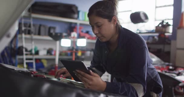 Mecânico Feminino Usando Tablet Digital Inspecionando Carro Uma Estação Serviço — Vídeo de Stock