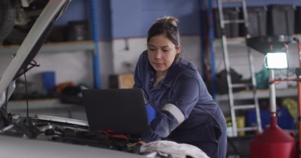 Mecánica Femenina Usando Portátil Inspeccionando Coche Una Estación Servicio Automóviles — Vídeos de Stock