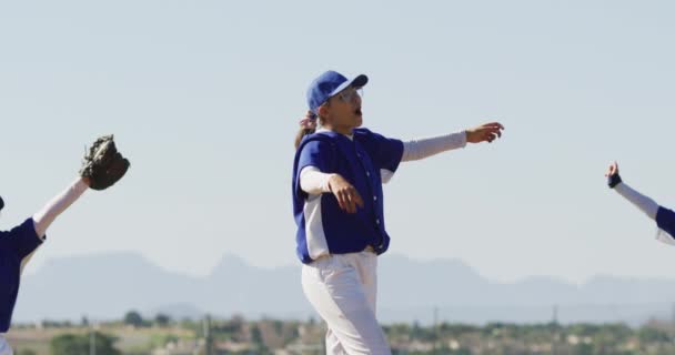 Boldog Változatos Csapat Női Baseball Játékosok Ünneplő Játék Után Átölelő — Stock videók