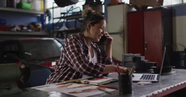 Mujer Mecánica Hablando Teléfono Inteligente Utilizando Ordenador Portátil Una Estación — Vídeo de stock