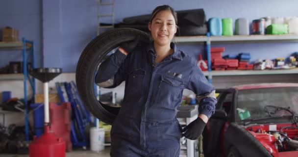 Retrato Una Mujer Mecánica Sosteniendo Neumático Sonriendo Una Estación Servicio — Vídeo de stock