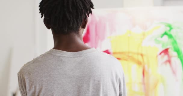 Resim Stüdyosundaki Tuvale Resim Yapan Afrikalı Amerikalı Erkek Ressamın Dikiz — Stok video