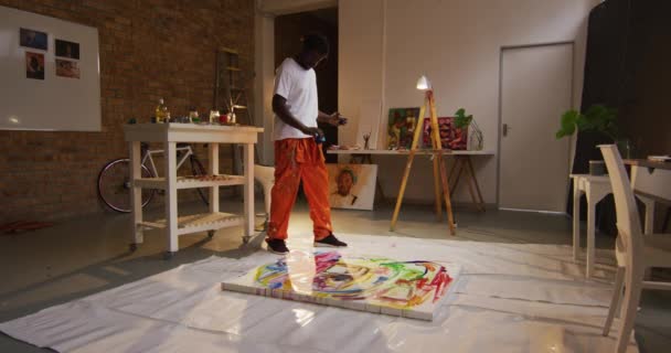 Artista Afroamericano Vertiendo Pintura Sobre Lienzo Estudio Arte Arte Afición — Vídeo de stock