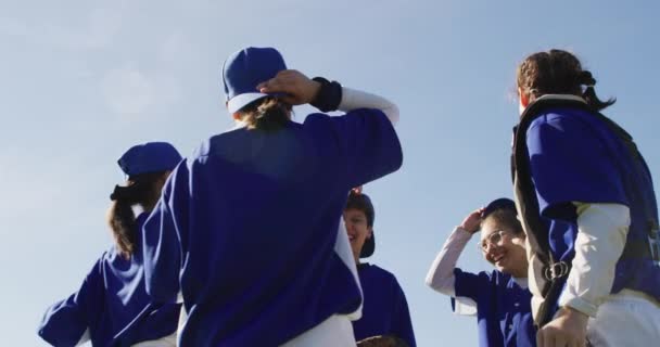Щаслива Різноманітна Команда Бейсболісток Кидає Шапки Повітря Святкуючи Після Гри — стокове відео