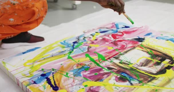 Blisko Afrykańskiego Amerykańskiego Artysty Zalewającego Farbą Pędzel Płótnie Pracowni Artystycznej — Wideo stockowe
