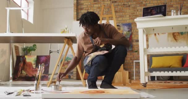 Afrikanischer Männlicher Künstler Mit Schürze Auf Leinwand Kunstatelier Kunst Hobby — Stockvideo