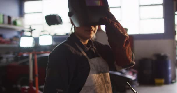 Retrato Mecánica Femenina Quitando Casco Soldadura Una Estación Servicio Automóviles — Vídeo de stock