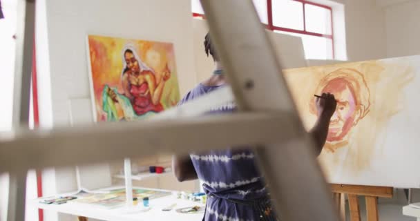 Hátsó Nézet Afro Amerikai Férfi Művészről Aki Kötényfestményt Visel Vásznon — Stock videók