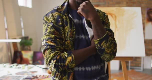 Sanatçı Stüdyosundaki Dalgın Afrikalı Amerikalı Erkek Ressamın Portresi Sanat Yaratıcı — Stok video