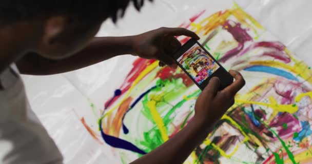 Африканський Американський Художник Чоловік Який Фотографує Свою Картину Смартфоном Художній — стокове відео