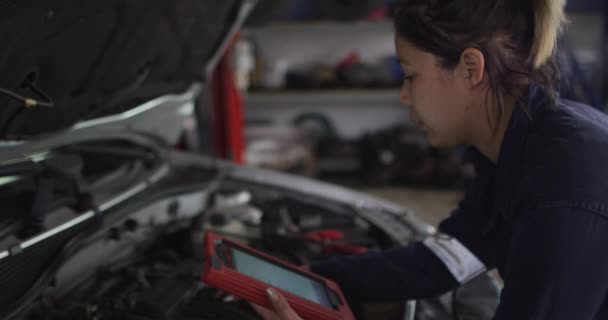 Meccanica Femminile Che Utilizza Tablet Digitale Ispeziona Auto Una Stazione — Video Stock