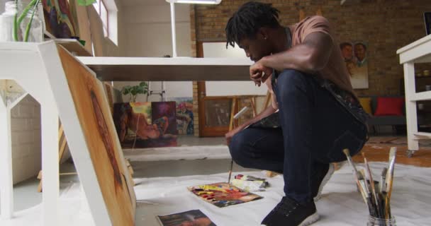 非洲裔美国男性艺术家穿着围裙在画布艺术工作室的侧视图 业余爱好和创造性职业概念 — 图库视频影像
