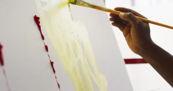 Primer Plano Mano Del Artista Masculino Pintando Sobre Lienzo Estudio — Vídeos de Stock