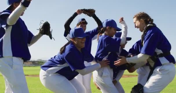 Feliz Equipo Diverso Jugadoras Béisbol Celebrando Después Del Partido Levantando — Vídeos de Stock