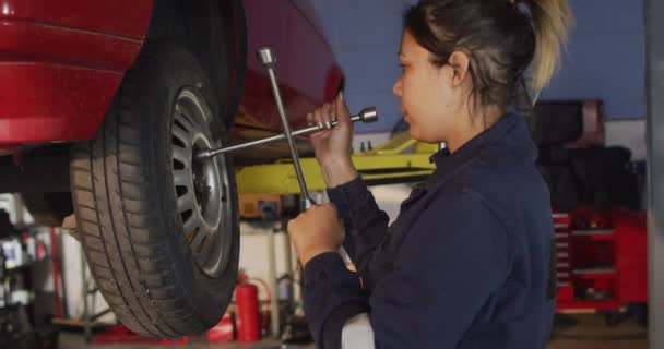 Meccanico Femminile Che Cambia Gomme Della Vettura Utilizzando Una Chiave — Video Stock