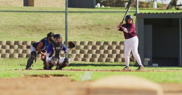Különböző Női Baseball Játékosokból Álló Csapat Játszik Pályán Ütő Hintázik — Stock videók