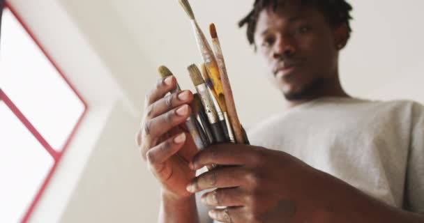 Afrykański Amerykański Malarz Wybierający Pędzle Pracowni Artystycznej Koncepcja Sztuki Kreatywności — Wideo stockowe