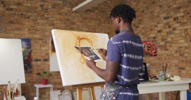 Pintura Masculina Afroamericana Fotografía Sobre Lienzo Estudio Artista Arte Creatividad — Vídeo de stock
