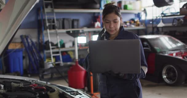Γυναίκα Μηχανικός Χρησιμοποιώντας Φορητό Υπολογιστή Και Την Επιθεώρηση Του Αυτοκινήτου — Αρχείο Βίντεο