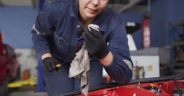 Equipo Limpieza Mecánico Femenino Del Coche Con Paño Una Estación — Vídeo de stock