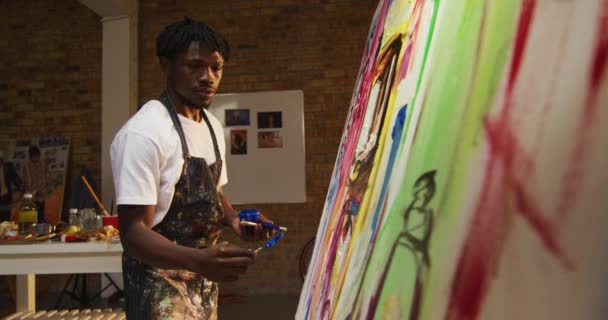 Artista Masculino Afroamericano Que Usa Pintura Delantal Con Cuchillo Paleta — Vídeos de Stock