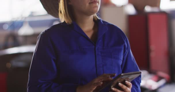 Meccanica Femminile Che Utilizza Tablet Digitale Ispeziona Auto Una Stazione — Video Stock