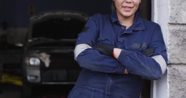 在一个汽车服务站里 一位女机械师的画像与胳膊交叉微笑 汽车维修服务 — 图库视频影像