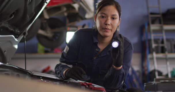 Mecânico Feminino Usando Uma Luz Tocha Reparar Carro Uma Estação — Vídeo de Stock