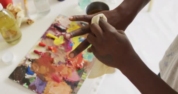 Середня Частина Афроамериканського Художника Чоловіка Прибирає Руки Художній Студії Мистецтво — стокове відео