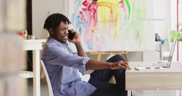 Sanat Stüdyosunda Afrikalı Amerikalı Erkek Sanatçı Akıllı Telefondan Konuşuyor Sanat — Stok video