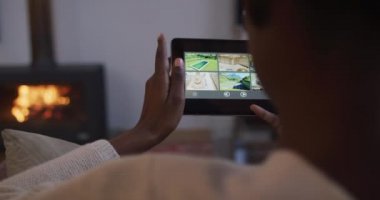 Afro-Amerikalı bir kadının akıllı telefon kullanıp kanepede yattığını gördüm. Boş zaman, refah ve evde dinlenme..