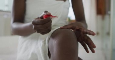 Afro-Amerikan çekici kadının elleri banyoda manikür yapıyor. güzellik, şımartma, spa ve refah konsepti.