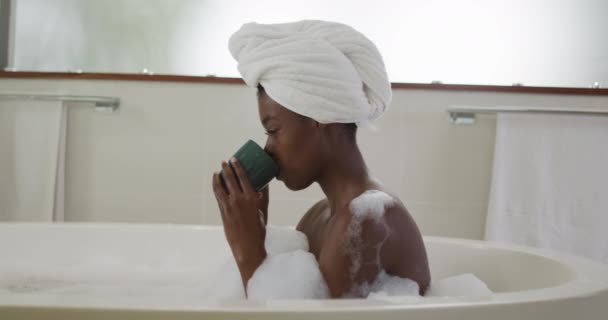Προφίλ Της Αφρικανικής Αμερικής Ελκυστική Γυναίκα Χαλαρώνοντας Αφρόλουτρο Και Πίνοντας — Αρχείο Βίντεο