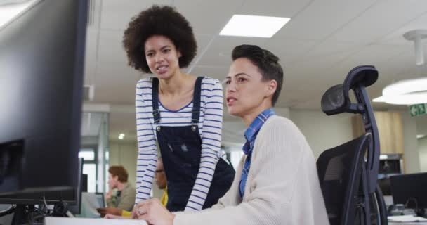 Diversas Colegas Negocios Sonrientes Apuntando Computadora Discutiendo Oficina Oficina Negocios — Vídeo de stock