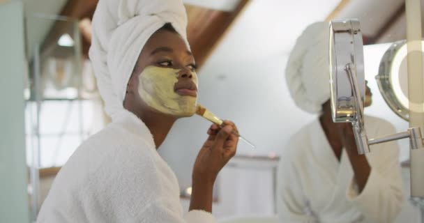 Afro Amerikan Çekici Kadın Banyoda Yüz Maskesi Takıyor Güzellik Şımartma — Stok video
