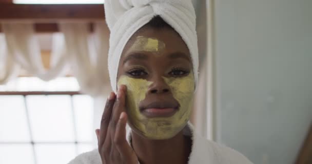 Портрет Афроамериканської Привабливої Жінки Застосовує Маску Обличчя Ванній Кімнаті Краса — стокове відео