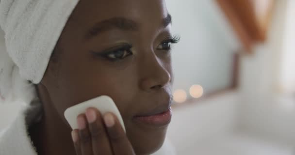 Portret Afrykańskiej Atrakcyjnej Kobiety Usuwającej Makijaż Łazience Piękno Rozpieszczanie Domowe — Wideo stockowe