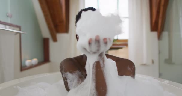 Sorrindo Afro Americana Atraente Mulher Tomando Banho Soprando Espuma Banheiro — Vídeo de Stock