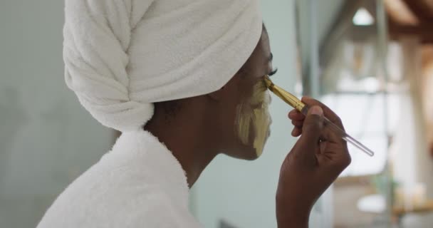 Portrait Femme Attrayante Afro Américaine Appliquant Masque Facial Dans Salle — Video