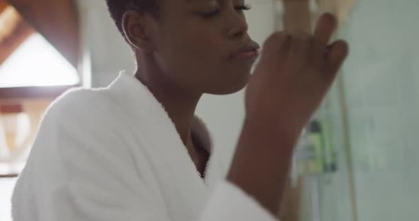 Afro Américaine Jolie Femme Brossant Des Dents Dans Salle Bain — Video