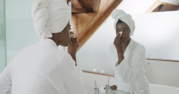 Αφρο Αμερικανίδα Ελκυστική Γυναίκα Αφαιρώντας Μακιγιάζ Στο Μπάνιο Ομορφιά Περιποίηση — Αρχείο Βίντεο