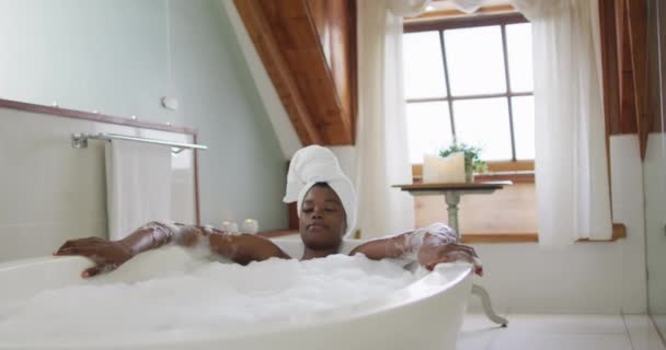 Afro Américaine Séduisante Femme Relaxante Dans Bain Mousse Dans Salle — Video