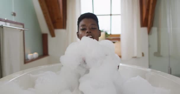 Mosolygó Afro Amerikai Vonzó Fürdik Habot Fúj Fürdőszobában Szépség Kényeztetés — Stock videók