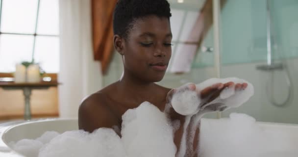 Souriant Afro Américain Attrayant Femme Qui Prend Bain Souffler Mousse — Video