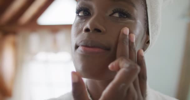 Ritratto Donna Afro Americana Attraente Che Applica Crema Viso Bagno — Video Stock
