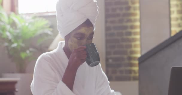 Afro Amerikaanse Aantrekkelijke Vrouw Met Toegepast Gezichtsmasker Drinken Van Koffie — Stockvideo