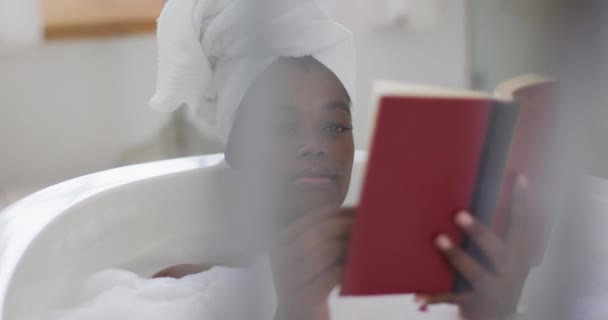 Portrait Femme Attrayante Afro Américaine Relaxant Dans Bain Livre Lecture — Video