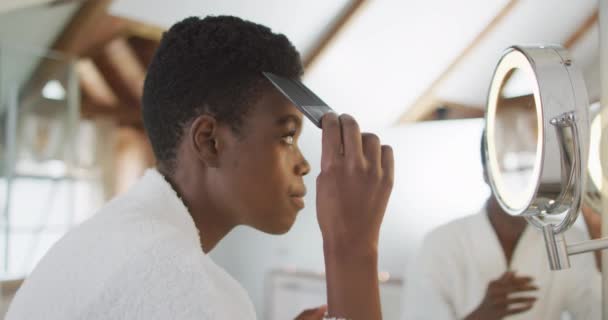 Αφροαμερικανή Ελκυστική Γυναίκα Που Βουρτσίζει Μαλλιά Στο Μπάνιο Ομορφιά Περιποίηση — Αρχείο Βίντεο
